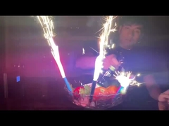 La torta del feliz cumpleaños del mandarín 30s mira al trasluz los fuegos artificiales para los niños que los niños van de fiesta