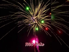 Mayorista 100 disparos Fuegos artificiales de pastel 1.4G Fuegos artificiales de pastel de consumo para festivales Fuegos artificiales al aire libre