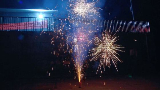 1.4G UN006 150 gramos Fuegos artificiales de fuente Piró con diversos efectos agradables