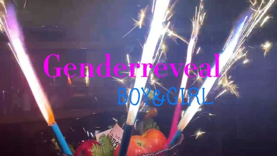 La torta del feliz cumpleaños del mandarín 30s mira al trasluz los fuegos artificiales para los niños que los niños van de fiesta