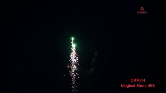 El escupitajo mágico al aire libre de los tiros 49s del mandarín gotea los fuegos artificiales para la celebración