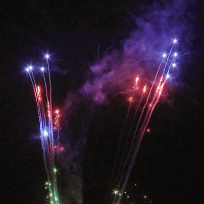 Los fuegos artificiales pirotécnicas de la Navidad de los fuegos artificiales de la torta del consumidor del Año Nuevo apelmazan Mercun