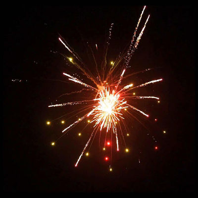 Fuegos artificiales chinos de la torta del consumidor para la torta de la celebración 1.4g Un0336 del Año Nuevo pirotécnica
