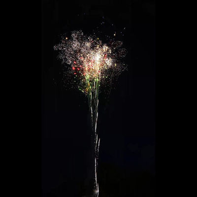 Fuegos artificiales de la torta de Navidad para la celebración del festival