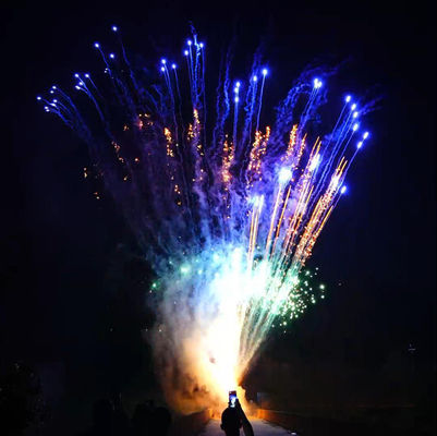 Fuegos artificiales de pastel pirotécnico para la celebración del festival