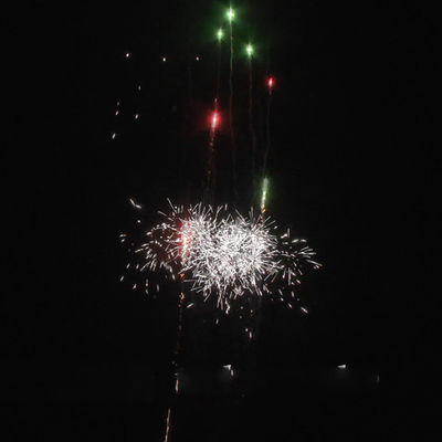 100 disparos 0,4 pulgadas Tubo de plástico Torta fuegos artificiales Navidad Oportunidad 2024 Fábrica mayorista