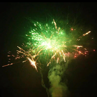 Fábrica china F2 Fuegos artificiales de torta Pirotécnica de consumo CE aprobado Fuegos artificiales de torta con buenos efectos 2025