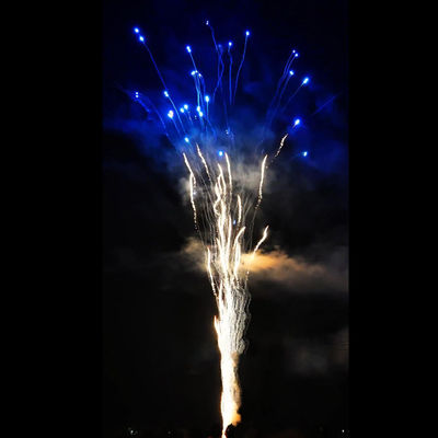 Fábrica china mayorista de fuegos artificiales azules personalizados pirotecnia 100 disparos 1.4G consumidor aullido lobo torta de fuegos artificiales para la fiesta