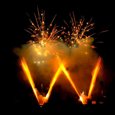 Fábrica de mandarinas de Liuyang mayorista de 1,2 pulgadas 108 tiros de forma W fuegos artificiales de pastel de papel 1.3g Un0335 fuegos artificiales de pastel de oro profesional