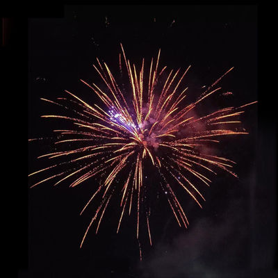 2025 Fábrica china 100 disparos Fuegos artificiales de pastel de papel FAFBWL mayorista pirotecnia nuevos fuegos artificiales para la celebración de la fiesta de bodas