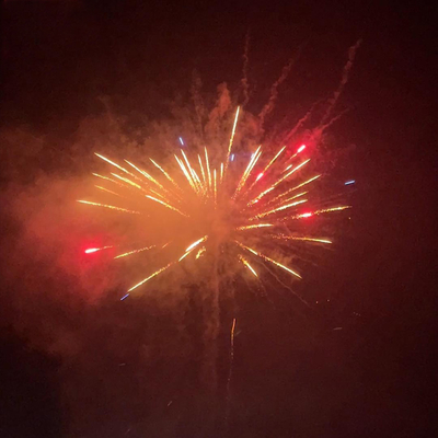 Fuegos artificiales de bajo precio de China Liuyang 0.8'' pulgadas 100 disparos 1.4G consumo fiesta de bodas pastel fuegos artificiales batería de tubos de disparo
