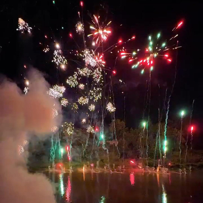 Fábrica china Liuyang Mandarín personalizado 1.4g fuegos artificiales de consumo agua torta fuegos artificiales torta pirotecnia