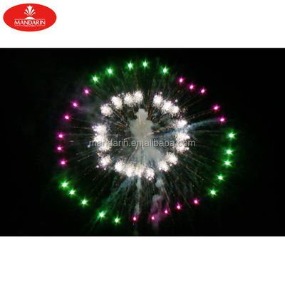 Los fuegos artificiales profesionales del festival exhiben cáscaras de la bola de la exhibición de la artillería de los morteros