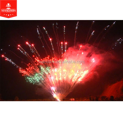 100 tiros que los fuegos artificiales profesionales exhiben Z formaron la pirotecnia de los fuegos artificiales