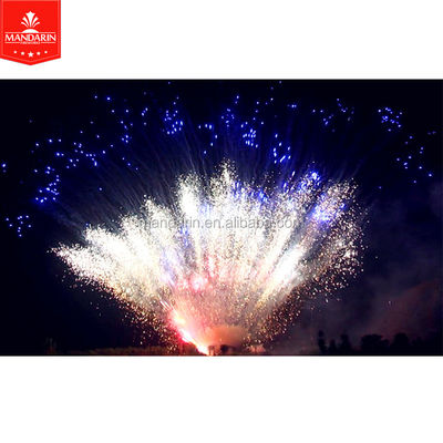Los fuegos artificiales profesionales del cumpleaños que la exhibición modificó 100 tiros para requisitos particulares apelmazan los fuegos artificiales
