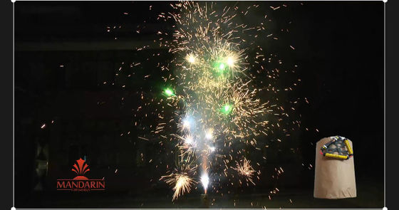 Pirotecnia china alrededor de los fuegos artificiales rotatorios de la fuente